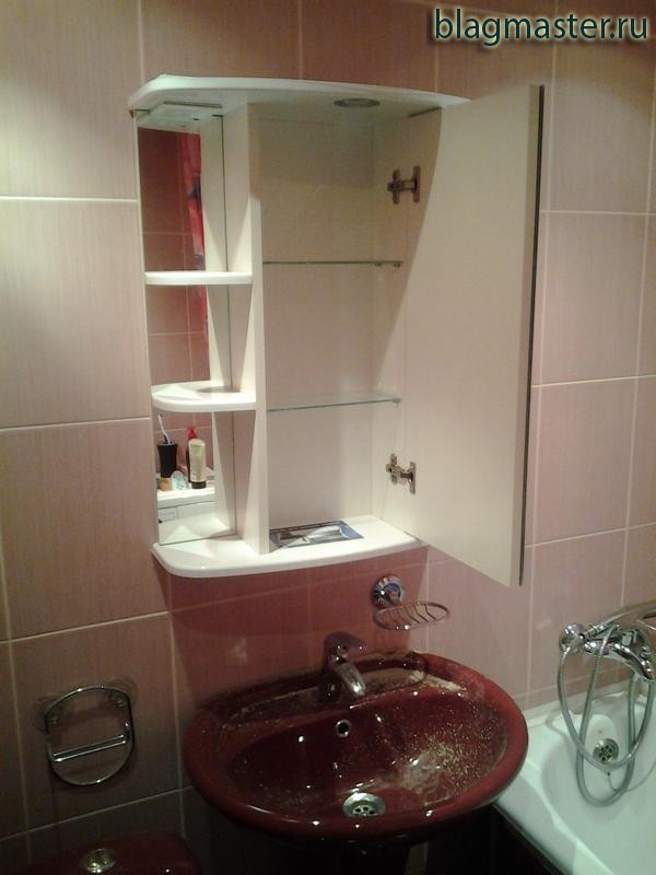 Вешаем шкаф в ванной. Шкаф в ванную комнату с зеркалом над раковиной. Зеркала для ванной комнаты с полочкой. Зеркало с полками в ванную. Зеркало в ванную хрущевка.
